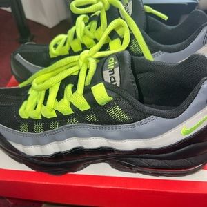 Nike air max Boys 7y